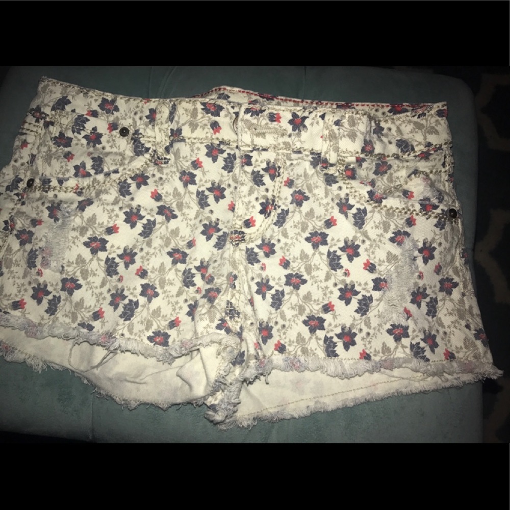 Floral 1st kiss woman’s shorts